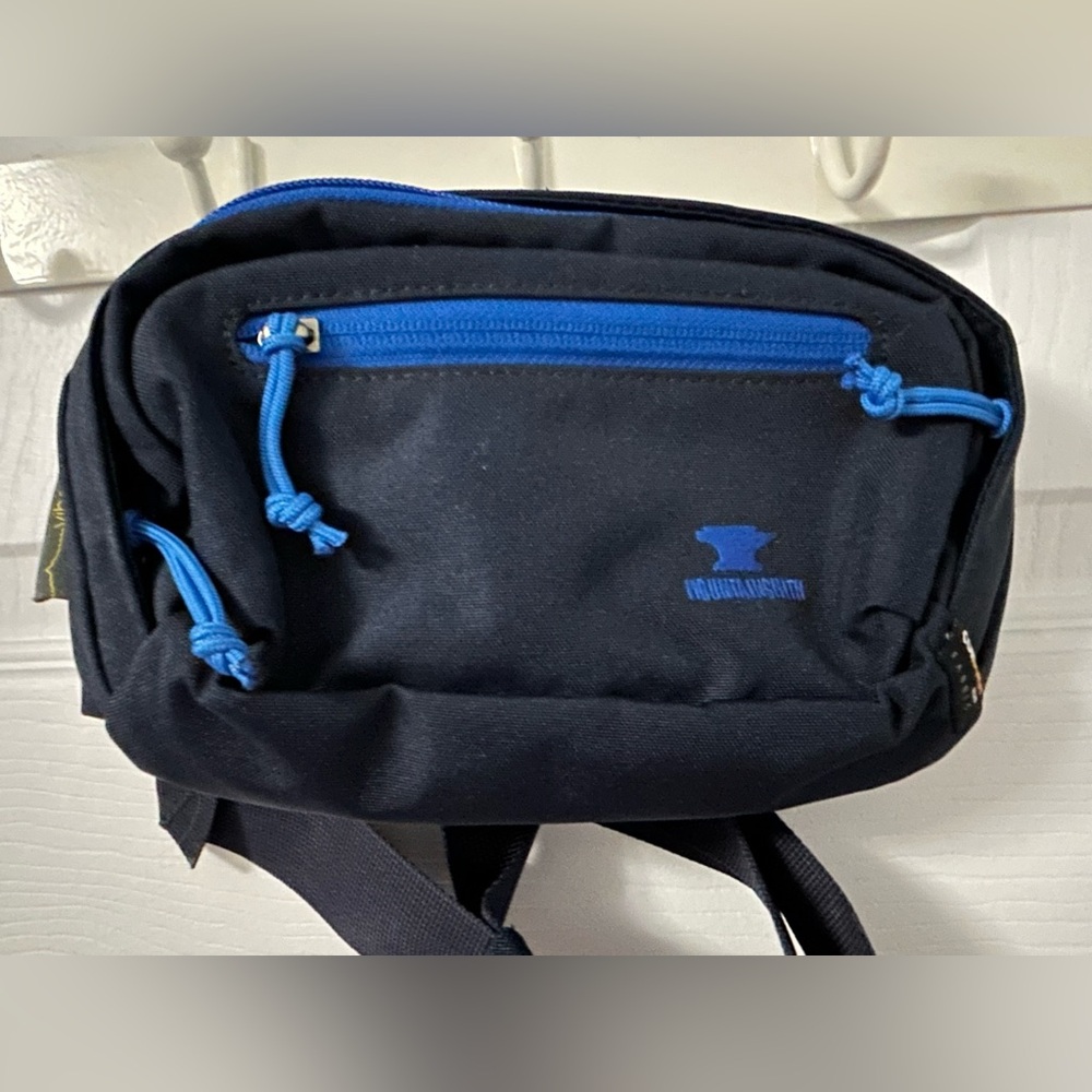 Mountainsmith Vibe Navy Belt Bag with Blue Accents